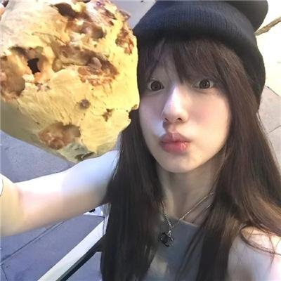 玻璃橱窗中的姑娘